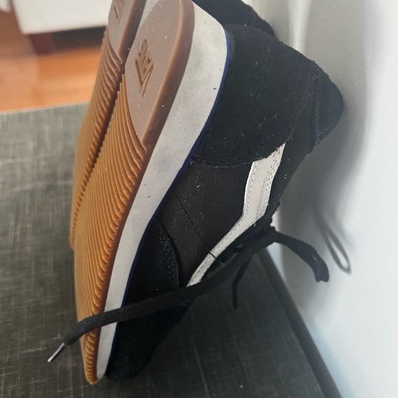 Vans fashion sneaker. Sleek design. For walk-gym, or styled w jeans or dress. - Picture 4 of 4